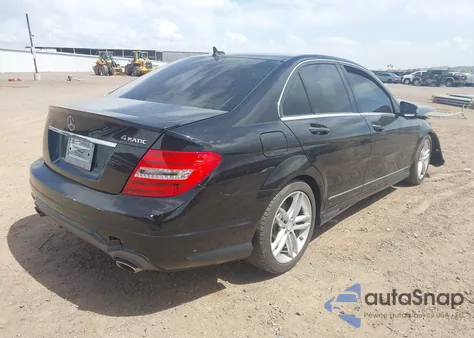 2012 Mercedes-Benz C 300 Luxury 4Matic/Sport 4Matic z USA, uszkodzony, nr VIN WDDGF8BB6CR227922